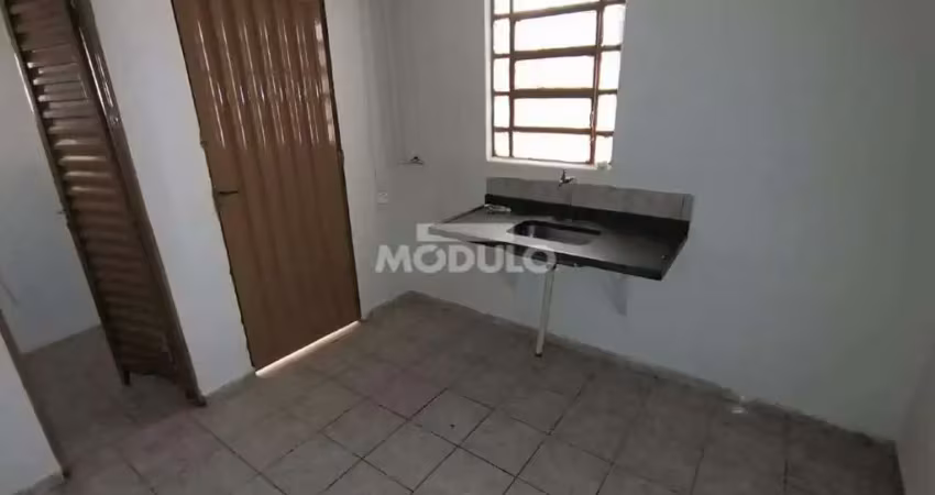 Casa com 1 quarto para alugar na Rua Tenente Virmondes, --, Centro, Uberlândia