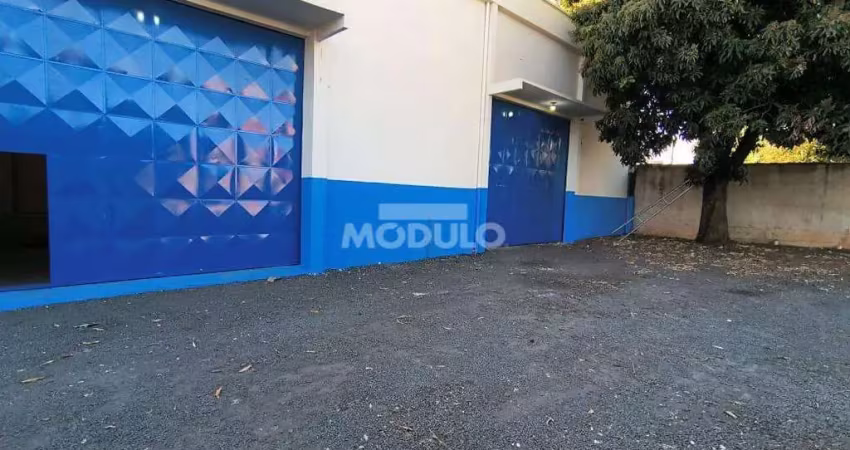 Barracão comercial para locação no bairro custodio pereira.