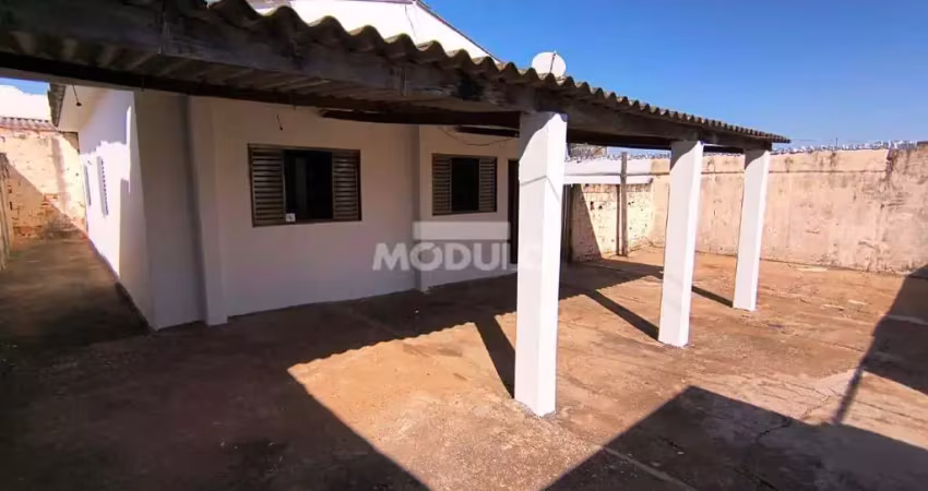 Casa com 3 quartos para alugar na Rua Elpídio Aristides de Freitas, --, Presidente Roosevelt, Uberlândia