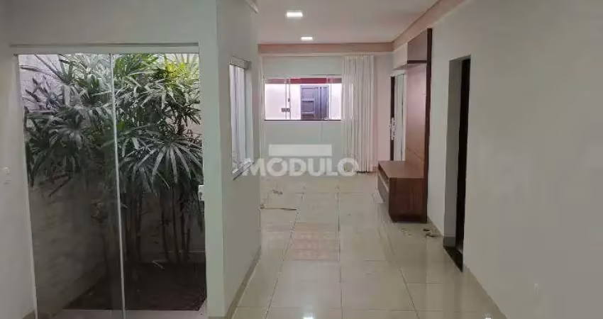 Casa com 3 quartos para alugar na Rua Ademar Correia, --, Jardim Patrícia, Uberlândia