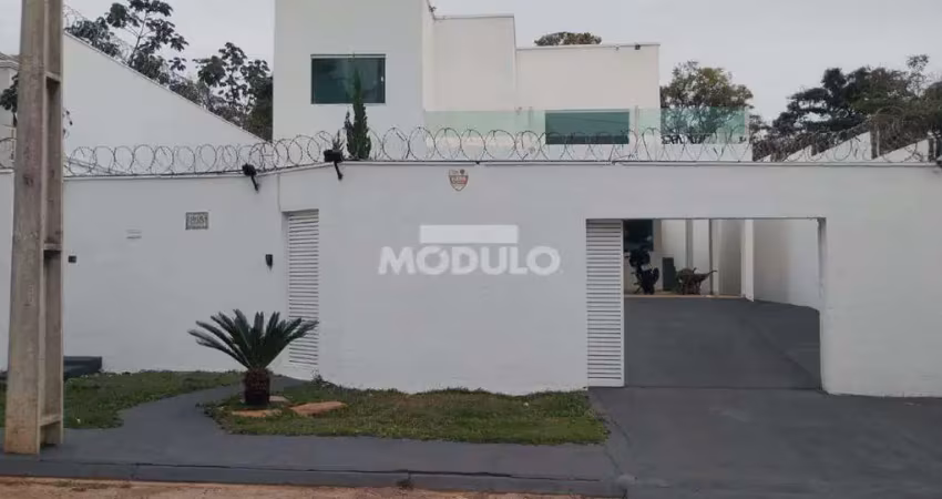Casa residencial para locação no bairro jardim karaiba.