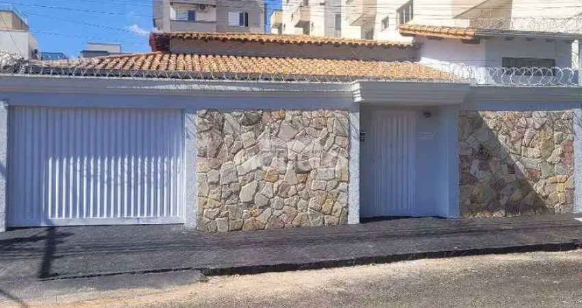 Casa com 3 quartos para alugar na Rua Maria Dirce Ribeiro, --, Santa Mônica, Uberlândia