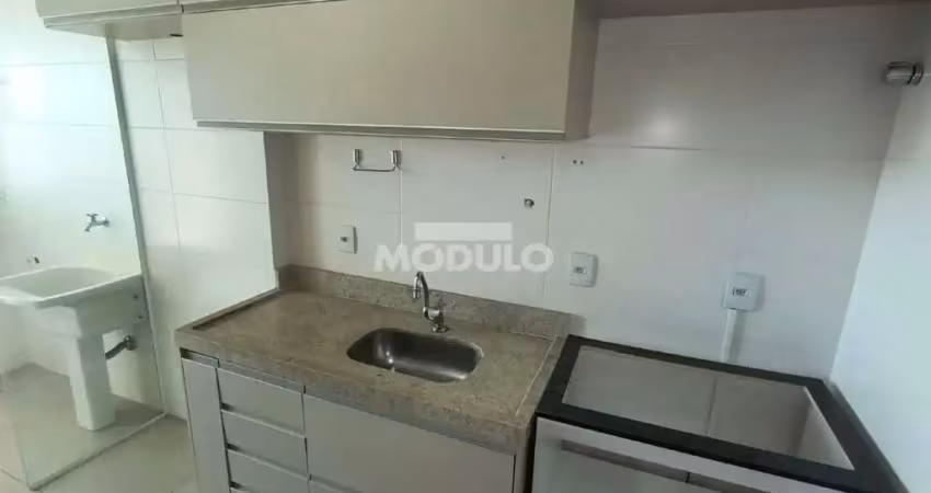 Apartamento com 3 quartos para alugar na Rua Rezende, --, Centro, Uberlândia