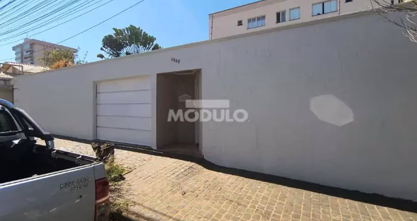 Casa residencial para locação no bairro santa mônica.