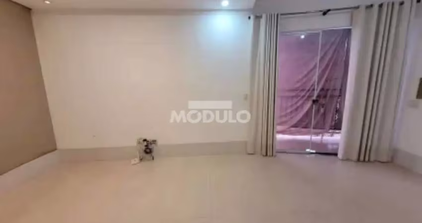 Apartamento com 3 quartos para alugar na Avenida José Fonseca e Silva, --, Jardim Europa, Uberlândia