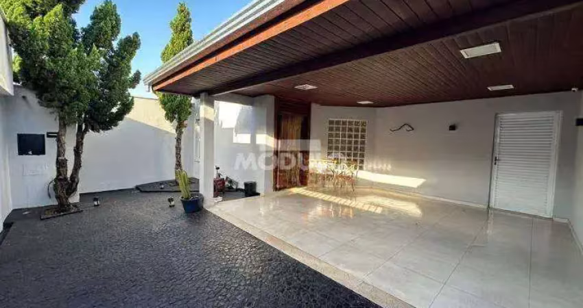 Casa com 4 quartos para alugar na Rua Cacique Juruna, --, Jardim Patrícia, Uberlândia