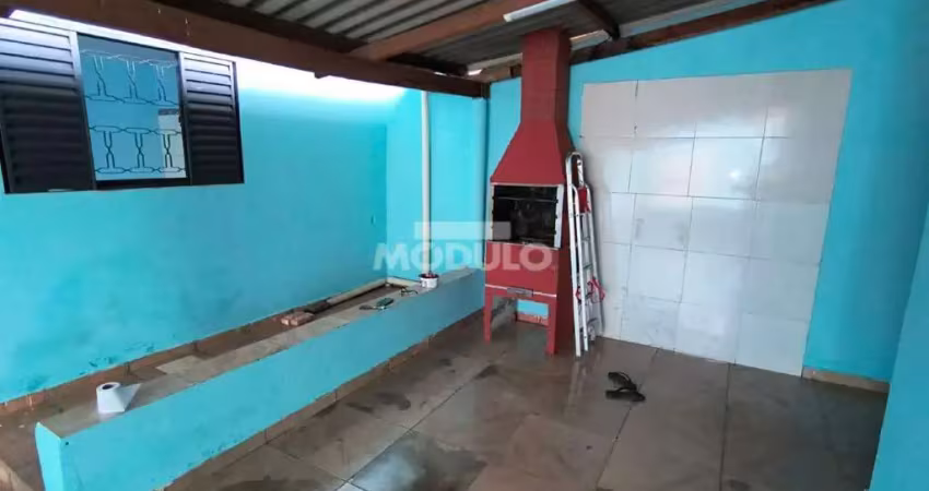 Casa com 3 quartos para alugar na Rua Josefina da Fonseca e Silva, --, Jardim Europa, Uberlândia