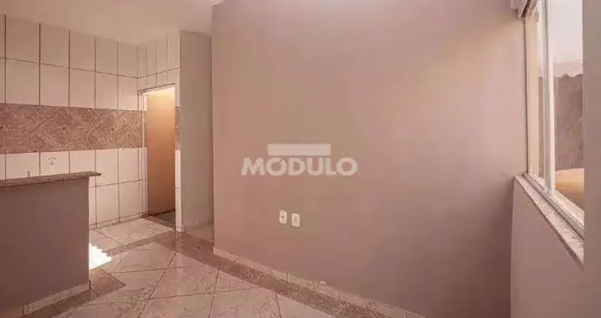 Casa com 2 quartos para alugar na Rua Santina Zanatta, --, Novo Mundo, Uberlândia