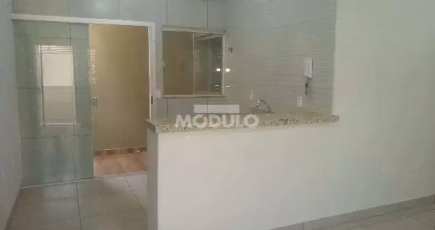 Casa com 3 quartos para alugar na Rua Melo Viana, --, Martins, Uberlândia