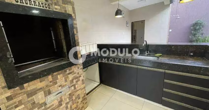 Casa com 3 quartos para alugar na Avenida Atlântica, --, Presidente Roosevelt, Uberlândia