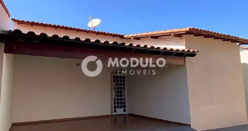 Casa residencial à venda, 3 quartos, 1 suíte, 4 vagas, santa mônica - uberlândia/mg