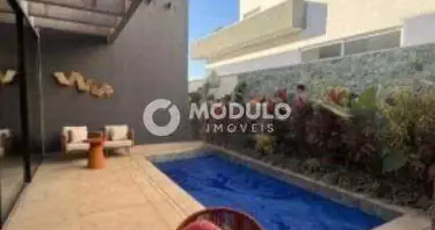 Casa mobiliada em condomínio para locação no bairro gávea paradiso.