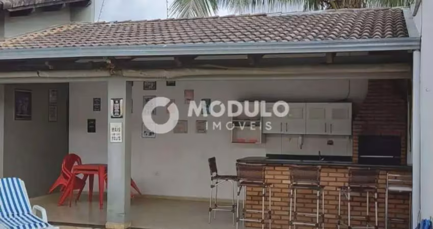 Casa com 3 quartos para alugar na Rua João Limírio dos Anjos, --, Conjunto Segismundo Pereira, Uberlândia