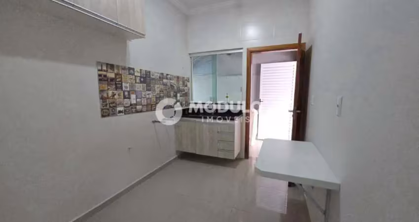 Casa em condomínio fechado no bairro alto umuarama.