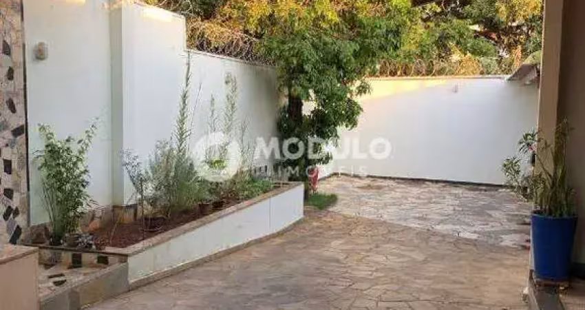 Casa residencial à venda, 3 quartos, 3 suítes, 3 vagas, presidente roosevelt - uberlândia/mg