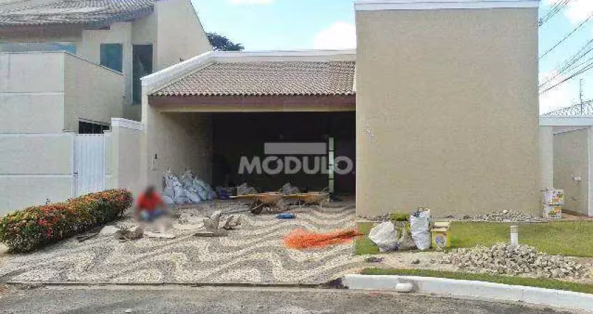 Casa em condomínio para locação no bairro jardim inconfidência.