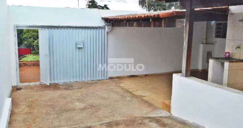 Casa com 2 quartos para alugar na Rua Maria Salvina Carvalho, --, Jardim Colina, Uberlândia