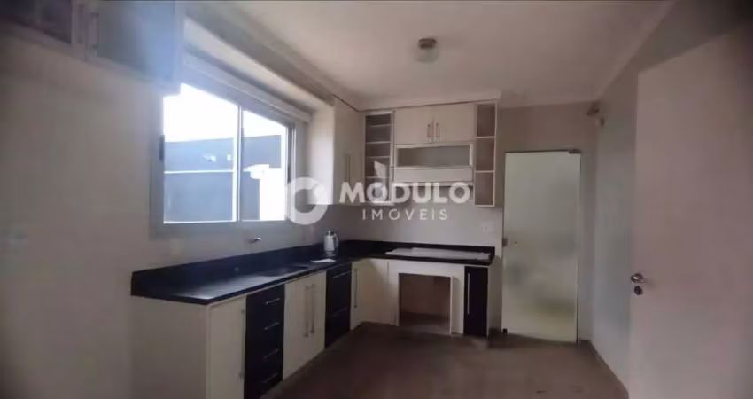 Casa estilo sobrado para locação no bairro morada da colina.