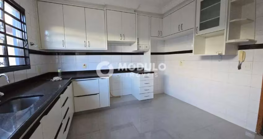 Sobrado disponivel para locação no bairro jardim karaíba.