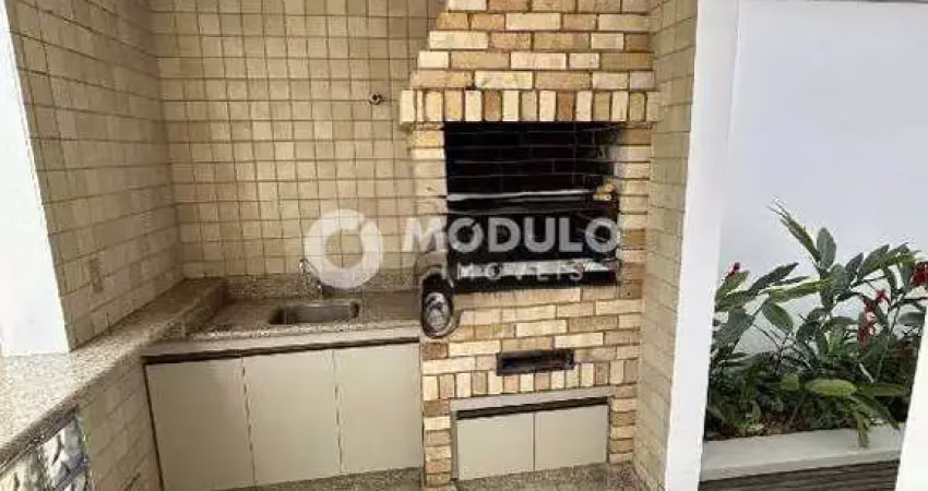 Casa comercial/residencial estilo sobrado disponivel para locação no bairro fundinho.