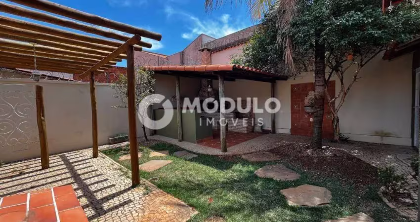 Casa residencial à venda, 3 quartos, 1 suíte, 2 vagas, cidade jardim - uberlândia/mg