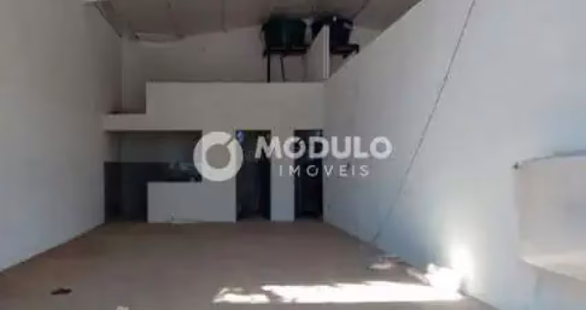 Loja comercial de esquina disponivel para locação no bairro tubalina.