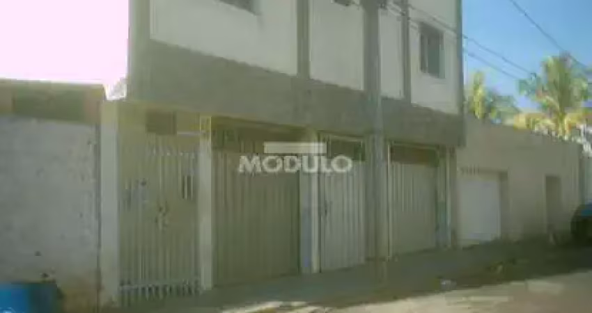 Apartamento com 3 quartos para alugar na Rua Caiapônia, --, Centro, Uberlândia