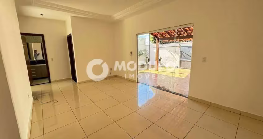 Casa com 3 quartos para alugar na Rua Angra dos Reis, --, Granada, Uberlândia