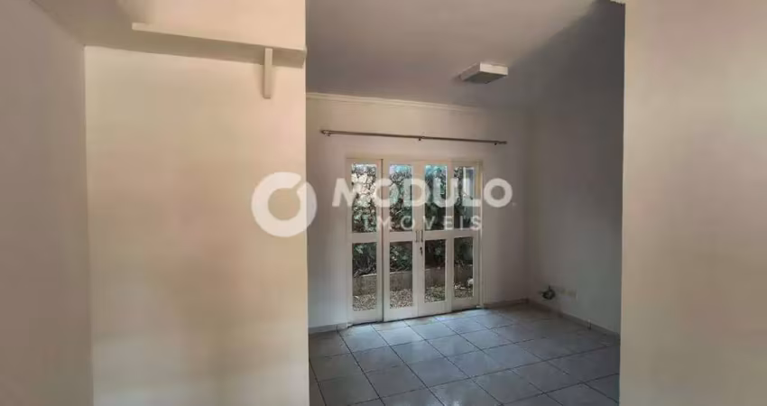 Casa residencial disponível para locação no bairro santa mônica.