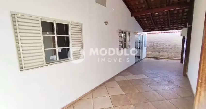 Casa em condomínio disponível para locação no bairro minas gerais.