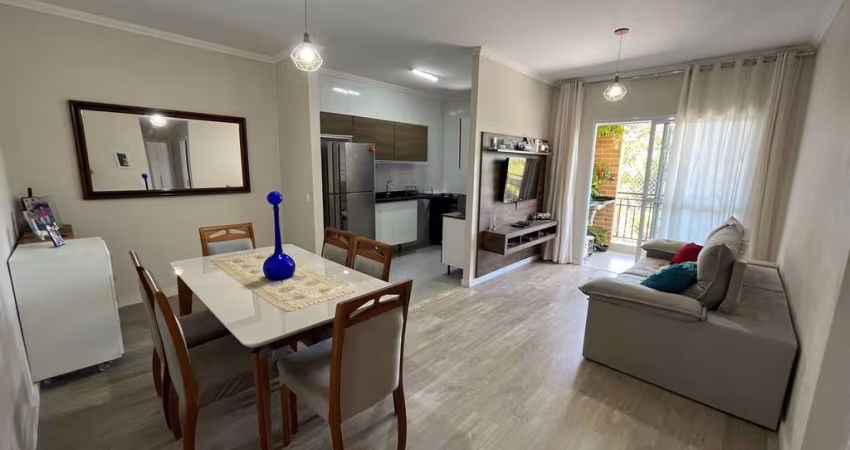 Apto pronto no Villaggio Piemonte Medeiros com 74mts, 2 dorms sendo 1 suíte, varanda e 2 vagas cobertas.