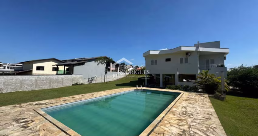 Casa para venda e locação com 5 dormitórios no Condomínio Village Paineiras em Pindamonhangaba/SP