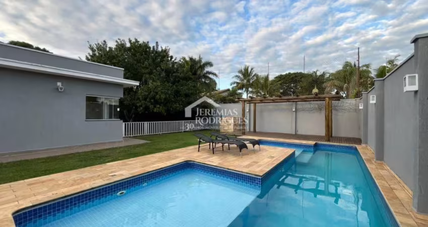 Casa assobradada à venda com 4 dormitórios no Condomínio Residencial Eldorado, em Tremembé/SP.