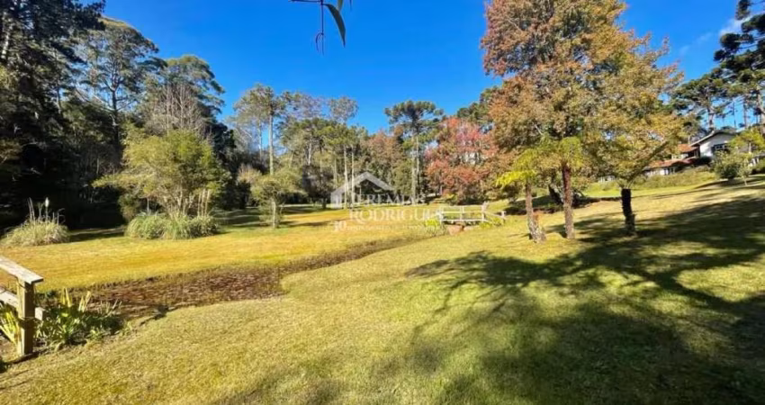 Terreno à venda com 1.068,58 m² no Condomínio Reserva Figueiredo em Campos do Jordão/SP.