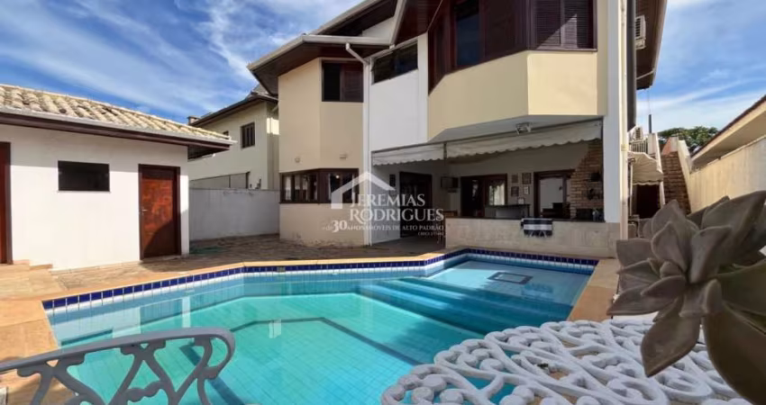 Casa à venda com 4 suítes no Condomínio Taubaté Village em Taubaté/SP.