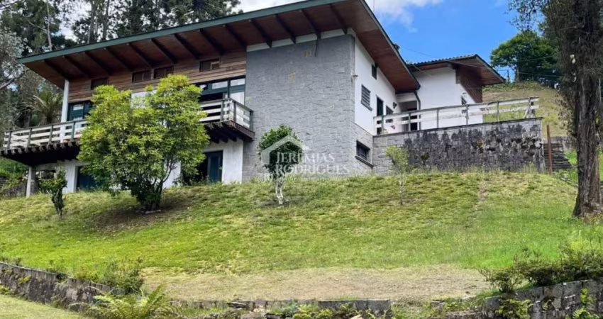 Casa para venda com 3 dormitórios no Jardim do Embaixador em Campos do Jordão/SP