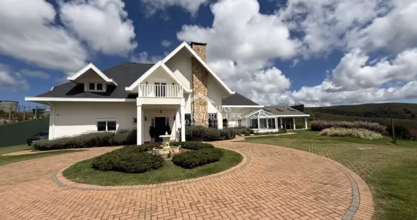 Casa à venda com 4 suítes no Condomínio Jardim Monte Belo em Campos do Jordão/SP.
