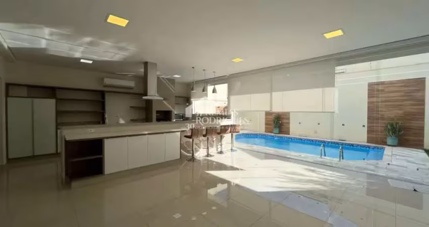 Casa à venda com 4 suítes no Condomínio Taubaté Village em Taubaté/SP.