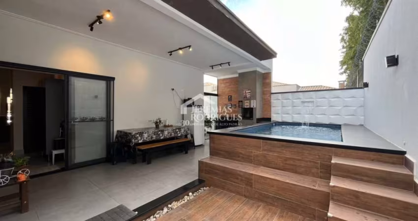 Casa à venda com 3 dormitórios no Condomínio Morada do Visconde em Tremembé/SP.