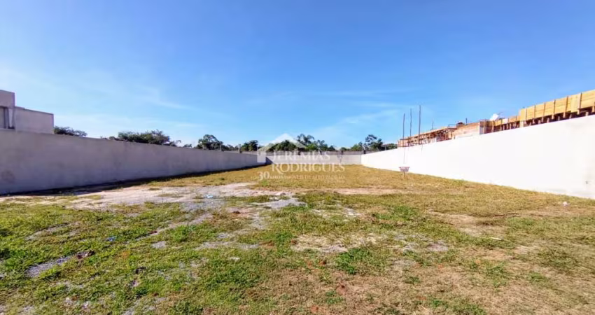 Terreno à venda com 1.044 m² no Condomínio Colonial Village II em Pindamonhangaba/SP.
