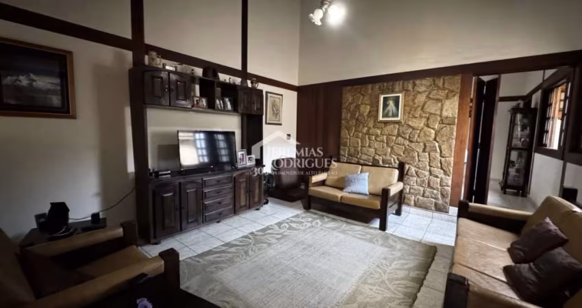 Casa à venda com 3 dormitórios no bairro Lessa em Pindamonhangaba/SP