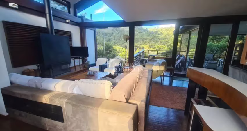 Casa à venda com 6 suítes no Condomínio Jardim Véu da Noiva em Campos do Jordão/SP