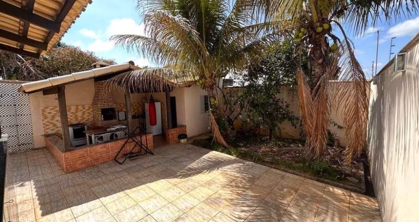 Casa para venda possui 195 metros quadrados com 3 quartos em Custódio Pereira - Uberlândia - MG