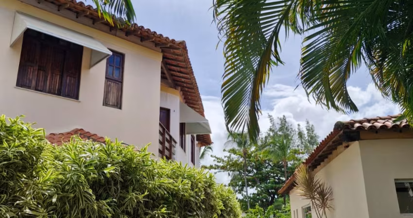 Casa Triplex Mobiliada com 5 Quartos em Condomínio Fechado Próximo à Praia – 193m²