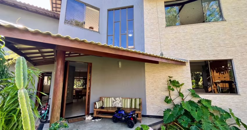 Linda casa decorada, tríplex em condomínio fechado, posição norte/sul com excelente ventilação cruzada, arborizada e excelente luminosidade.