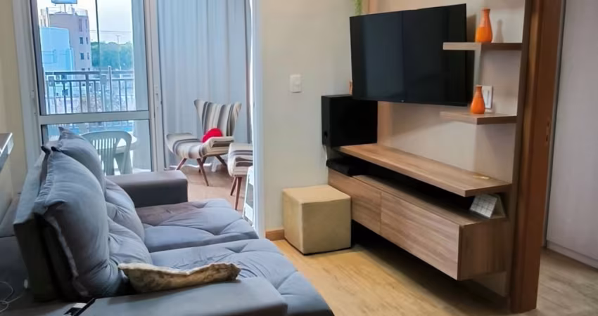 Apartamento reformado com armário em todos cômodos