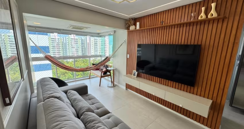 Apartamento a venda em alphaville 1 com 2 quartos dependência e varanda no natura