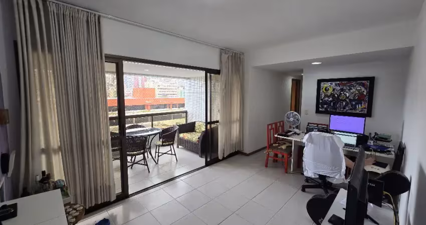 Apartamento a venda no costa azul com 3 quartos com dependência e 2 vagas