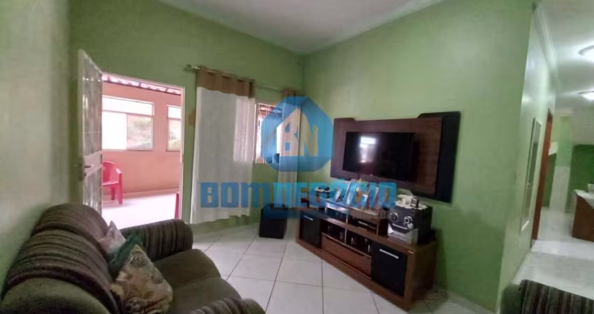Vendo Casa espaçosa e com terraço no centro,de ALPERCATA - MG