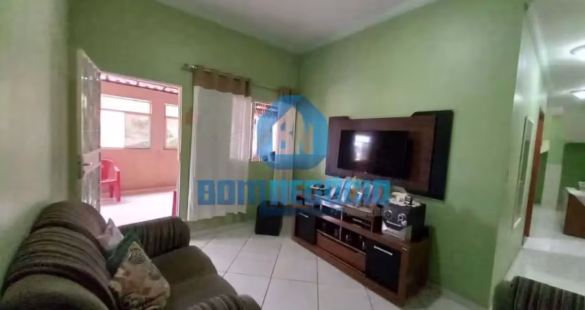 Vendo casa espaçosa e com terraço no centro,de alpercata - mg